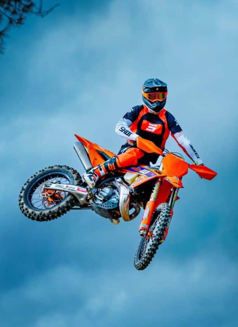 Pilote de motocross montrant le partenariat Shot X In&motion